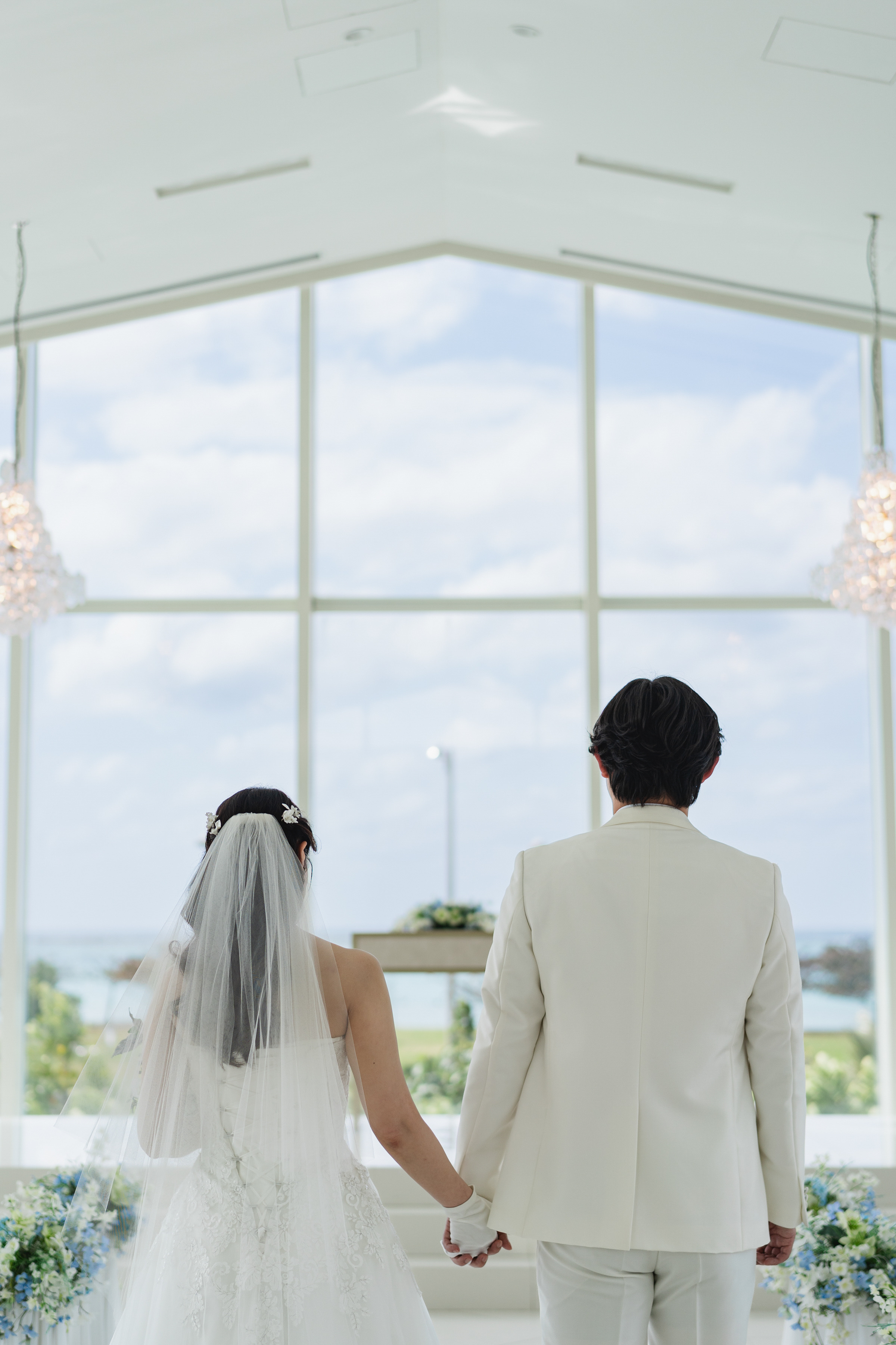 どこまでも続く青空と海。陽光あふれるチャペル＆ビーチフォト